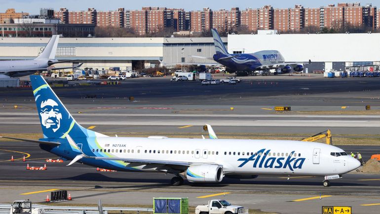 Incident du Boeing 737 d'Alaska Airlines : l'enquête préliminaire rapporte que des boulons censés bloquer la porte étaient manquants