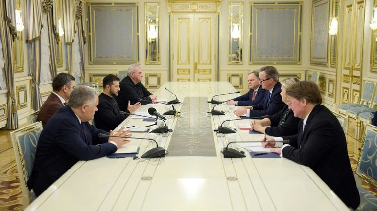 Guerre en Ukraine : à Kiev, David Cameron promet à Zelensky la poursuite du soutien militaire