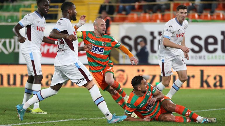 Et le prix du but encaissé le plus idiot de la semaine est attribué à... Trabzonspor et son duo Ugurcan Çakir - Stefano Denswil !
