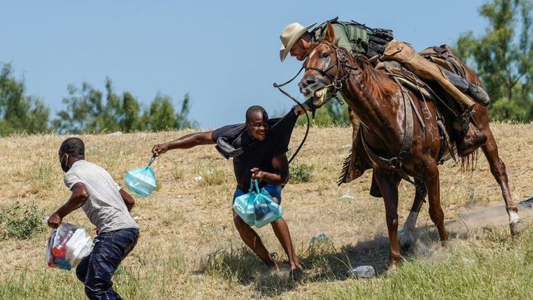 Joe Biden promet que les refoulements à cheval de migrants à la frontière mexicaine ne resteront pas impunis