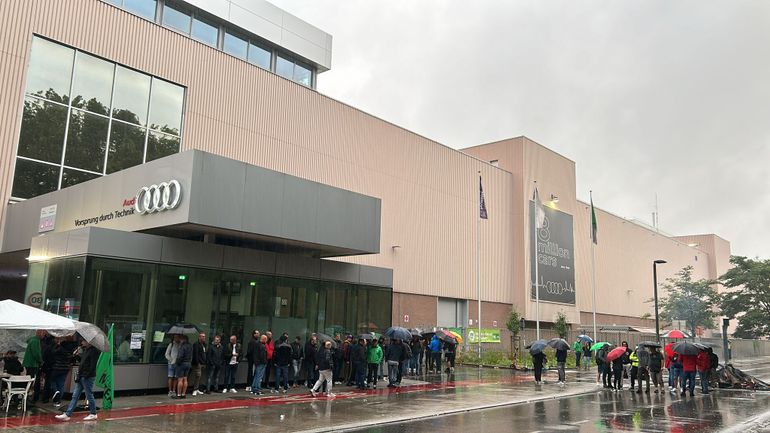 Audi Brussels : le blocage du boulevard se poursuit dans le calme ce lundi matin, un huissier sur place