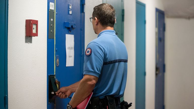 France : plusieurs établissements pénitentiaires incendiés ou visés par des tirs à l'arme automatique
