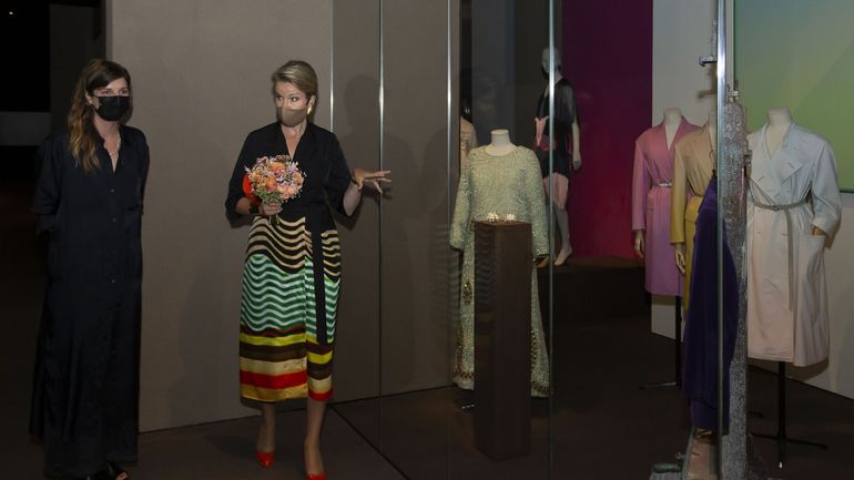 Anvers : la reine Mathilde visite le ModeMuseum récemment rénové