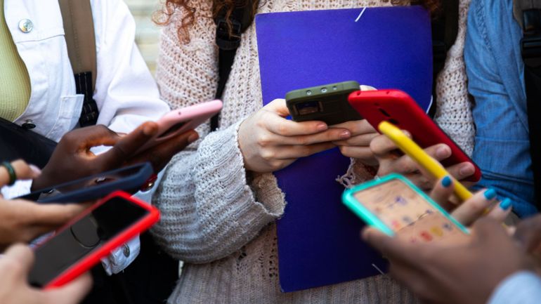 L'interdiction du smartphone à l'école validée en commission du Parlement