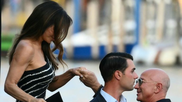 À Venise, Jeff Bezos et Lauren Sanchez s'échangent les alliances sur fond de polémique autour du surtourisme