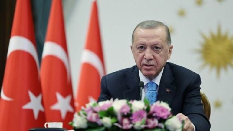 Turquie : à deux semaines des élections, Erdogan, donné souffrant depuis mardi soir, réapparaît en public