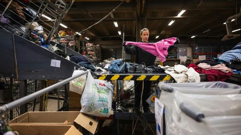 La Suède croule sous les tonnes de vêtements à trier depuis l'obligation européenne de collecte séparée