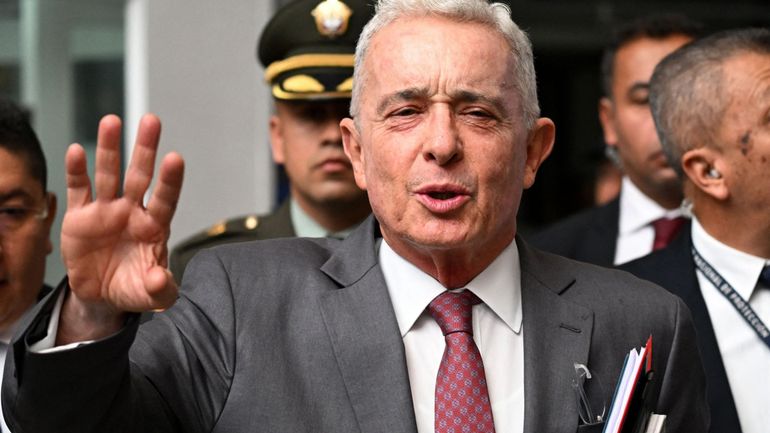 Colombie : l'ancien président Alvaro Uribe condamné à 12 ans d'assignation à résidence pour subornation de témoin et fraude