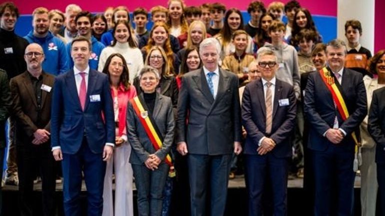 Le roi Philippe en visite à Technopolis met en garde contre les dangers de l'IA