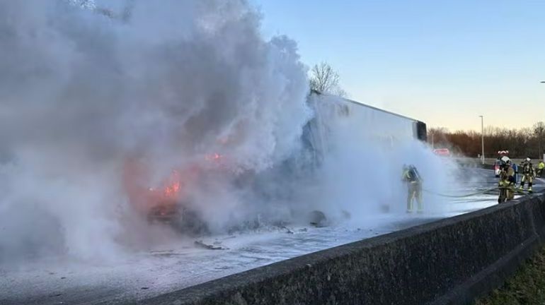 E42/E40 à Battice : bretelle fermée vers Liège suite à un incendie de plusieurs véhicules survenu ce mardi