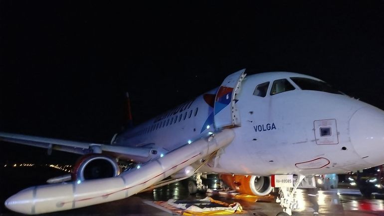 Aviation : un avion russe se pose avec un moteur en feu, les passagers évacués de manière spectaculaire à Antalya, en Turquie