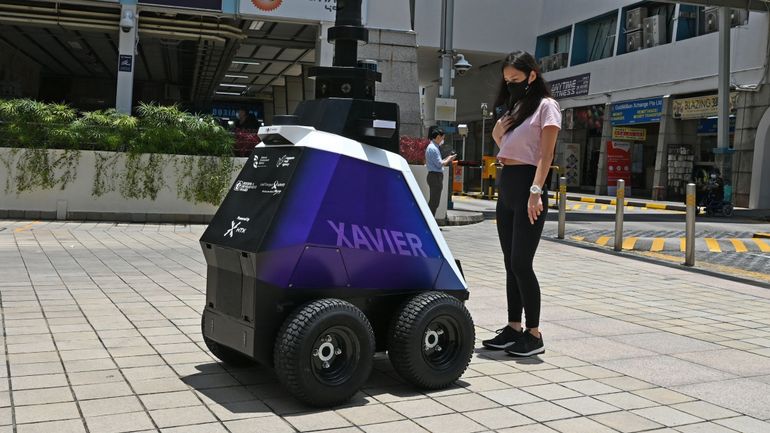 A Singapour, des robots patrouilleurs réprimandent les 