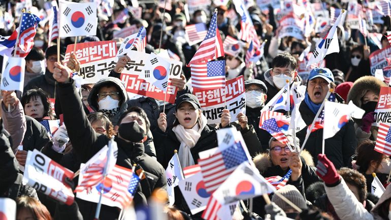 Démocratie en Corée du Sud : la justice émet un mandat d'arrêt contre le président déchu Yoon