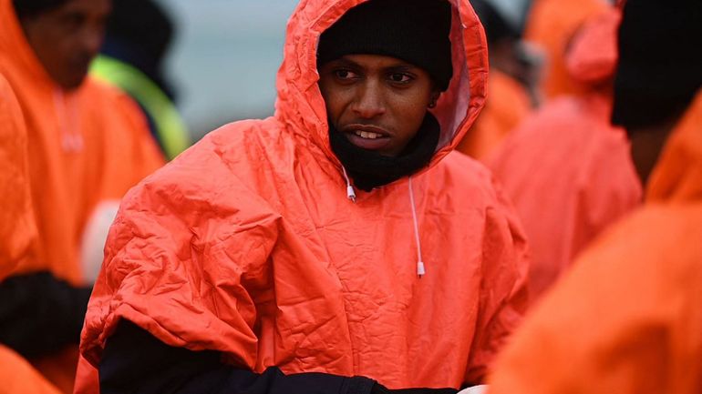 Asile et migration au Royaume-Uni : l'opération de secours sauve 43 personnes mais au moins quatre passagers du bateau de fortune perdent la vie