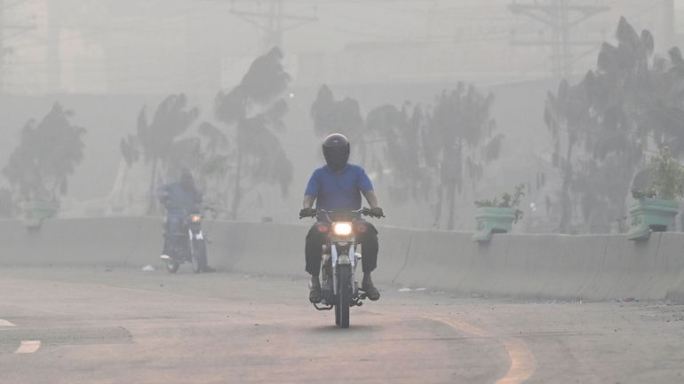 Pollution record et fermeture des écoles à Lahore au Pakistan