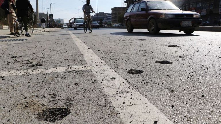 Afghanistan : cinq civils tués par un tir de roquette dans le centre du pays