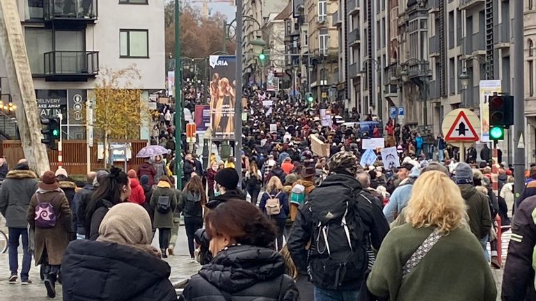 8000 manifestants protestent contre les règles corona à Bruxelles, la police sort le canon à eau