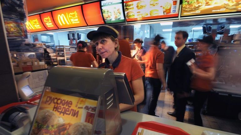 Guerre en Ukraine : avec tristesse ou colère, les Moscovites disent au revoir à McDonald's