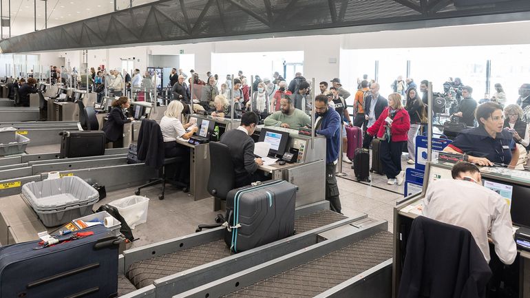 Cyberattaque à Brussels Airport : la sécurité et le trafic aériens pas mis en danger signale la Commission européenne, 10% des vols seraient annulés mardi