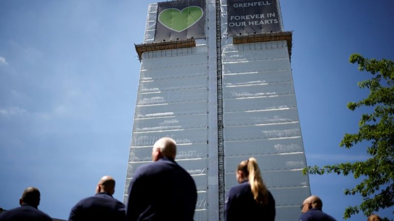 Royaume-Uni : 5 ans après l'incendie de la Tour Grenfell, des milliers d'habitants toujours menacés par des revêtements inflammables