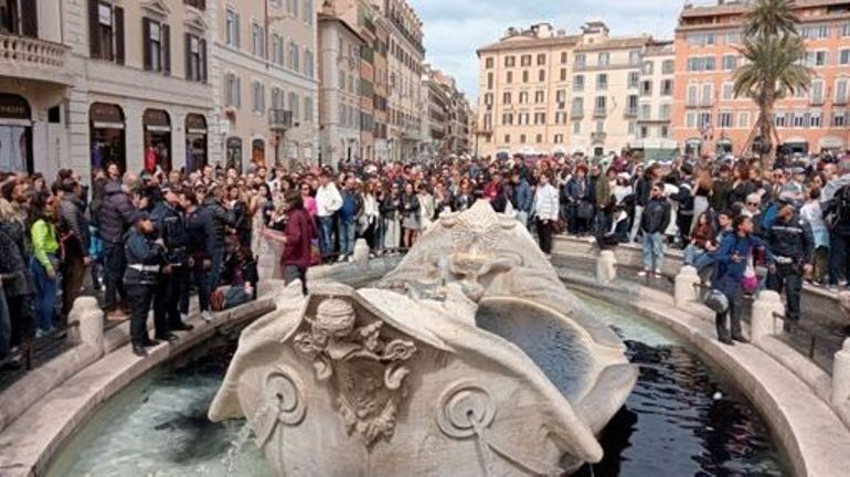 Climat : des activistes noircissent l'eau d'une fontaine historique, place d'Espagne, à Rome