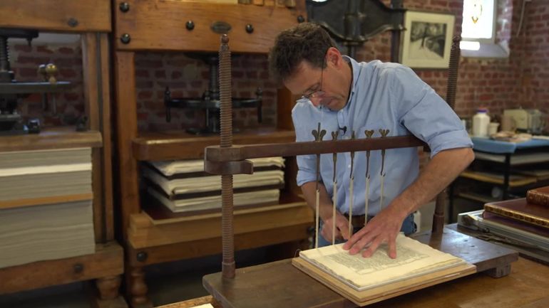 Découverte de l'atelier d'un restaurateur de livres anciens, un métier qui se plonge dans le passé