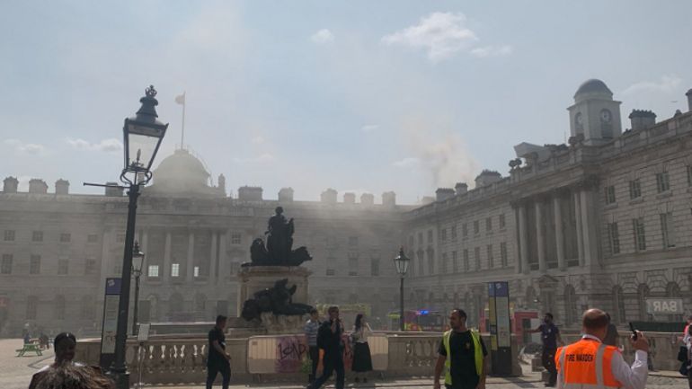 L'incendie sur le toit d'un centre d'art à Londres en cours d'extinction, aucun blessé