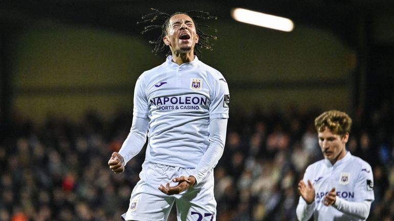 Samuel Edozie slalome dans la défense de Dender pour s'offrir un 1er but mémorable avec Anderlecht