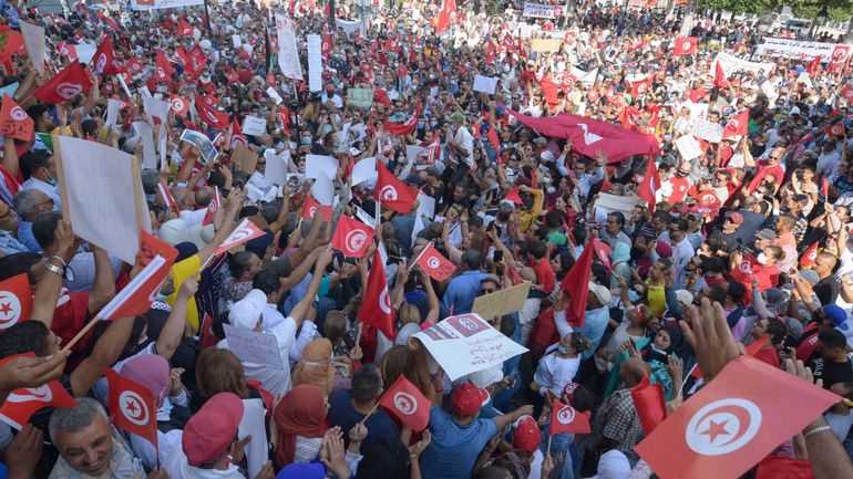 Tunisie : démonstration de force de plus de 5000 partisans du président Saied