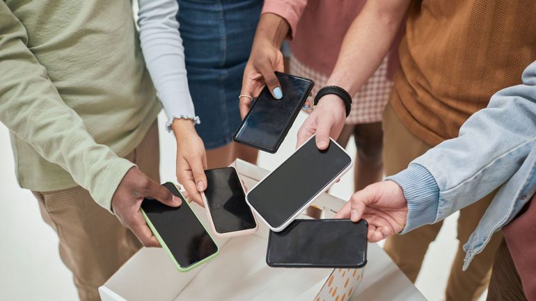 La Flandre introduit à son tour l'interdiction des smartphones à l'école secondaire