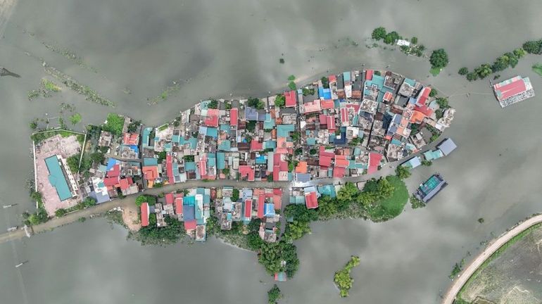 Vietnam: la banlieue de Hanoï toujours submergée par les eaux