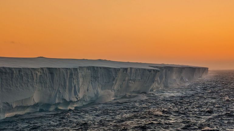 L’iceberg A23a est actuellement le plus grand iceberg au monde, mesurant environ 4000 kilomètres carrés, soit 38 fois la taille de Paris.