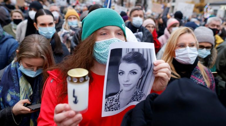 Avortement : des dizaines de milliers de Polonais dans la rue après la mort d'une femme enceinte
