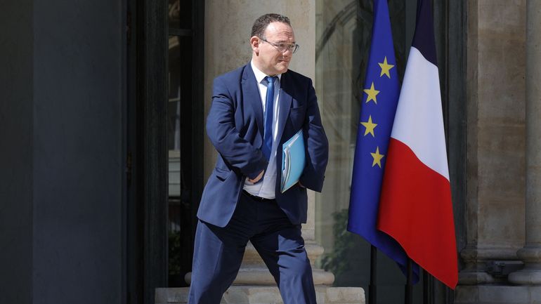 En France, près de 200 femmes demandent la démission du ministre des Solidarités