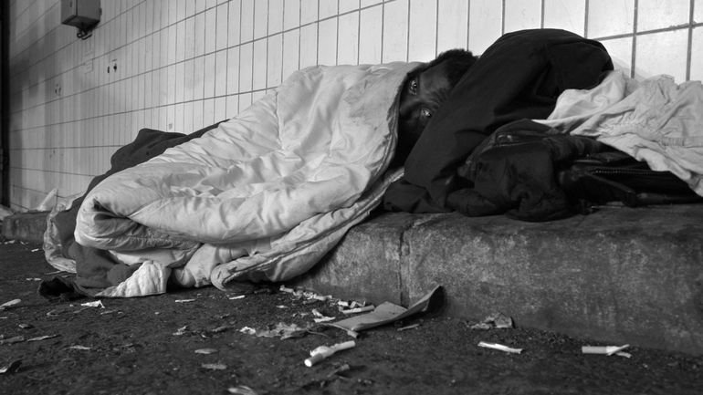 Par ce grand froid, des familles et des mineurs dorment dehors alors qu'ils sont prioritaires dans les centres d'accueil : comment l'expliquer ?