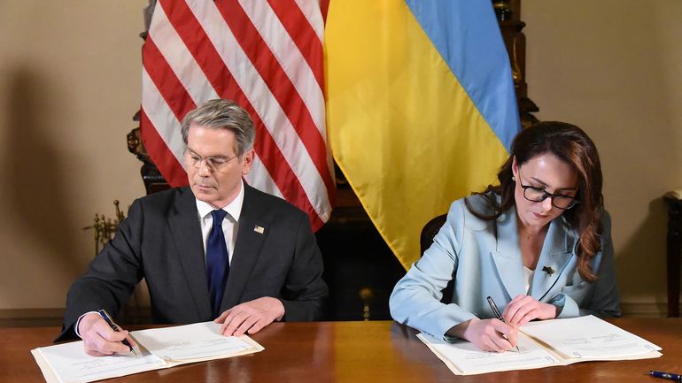 Guerre en Ukraine : Washington et Kiev scellent un vaste partenariat pour l'accès aux minerais ukrainiens, Zelensky salue un accord 