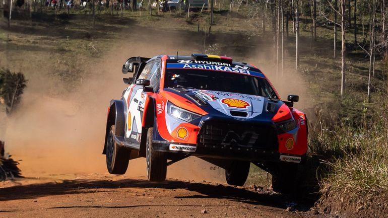Direct vidéo : les crevaisons s’enchaînent au Paraguay, Neuville monte en puissance, Fourmaux leader