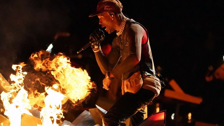 Mouvement de foule mortel dans un festival au Texas: plainte contre Live Nation et les rappeurs Travis Scott et Drake