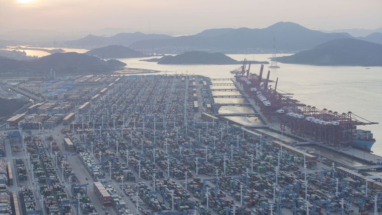 Fermé pour cause de Covid, l'un des plus grand port du monde rouvre en Chine