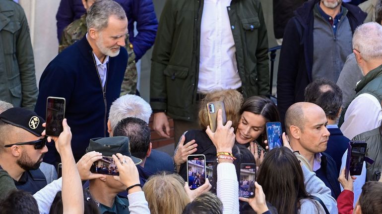 Le roi et la reine d'Espagne de retour dans les zones dévastées par les inondations dans la région de Valence