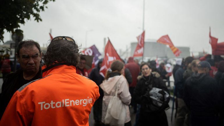 France : crise des carburants, la grève s'étend à d'autres secteurs, les syndicats dans la rue