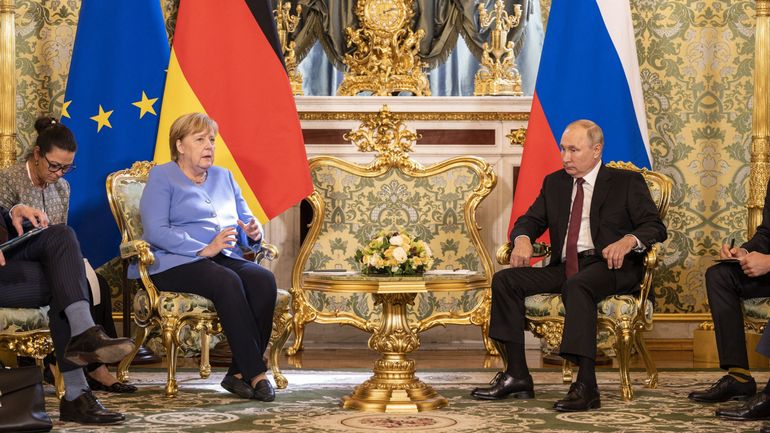 Moscou : Angela Merkel demande la libération de l'opposant Alexeï Navalny, Poutine refuse et évoque l'Afghanistan
