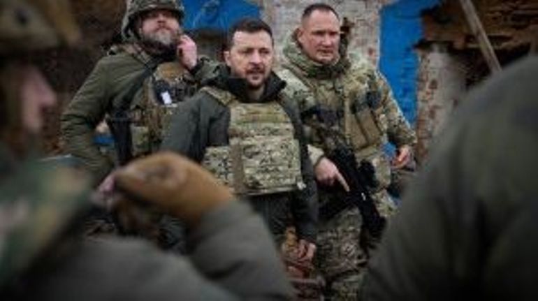 Guerre en Ukraine : Zelensky dit s'être rendu sur la ligne de front sud, à Robotyné
