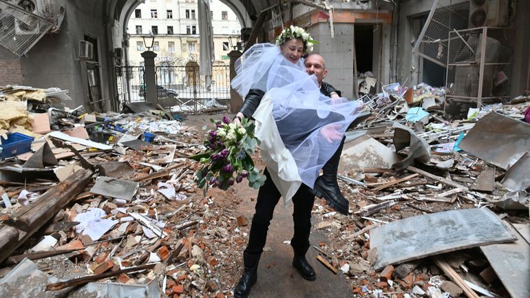 Petit moment de bonheur dans la guerre en Ukraine : un couple se marie au milieu des ruines de Kharkiv