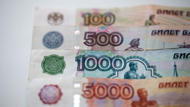 Conséquence économique de la guerre en Ukraine : le rouble chute de près de 30%, la banque centrale russe augmente son taux directeur