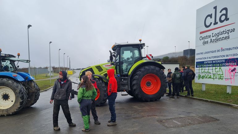 Mobilisation des agriculteurs : la tension a baissé d'un cran, des dépôts encore bloqués à Marche, Villers-le-Bouillet ou Zellik