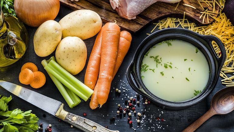 Recette Carlo: Bouillon de carcasse de poulet !