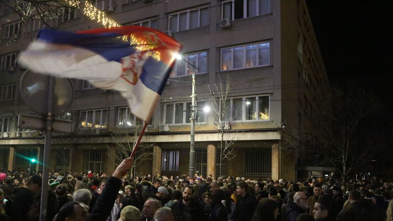 Contestant les résultats des élections en Serbie, des étudiants bloquent les rues de Belgrade