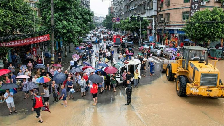 Un pont s'effondre en Chine après des pluies torrentielles : 12 morts et 31 disparus