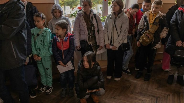 Guerre en Ukraine : rester sous les bombes ou partir, le dilemme de parents à Kherson
